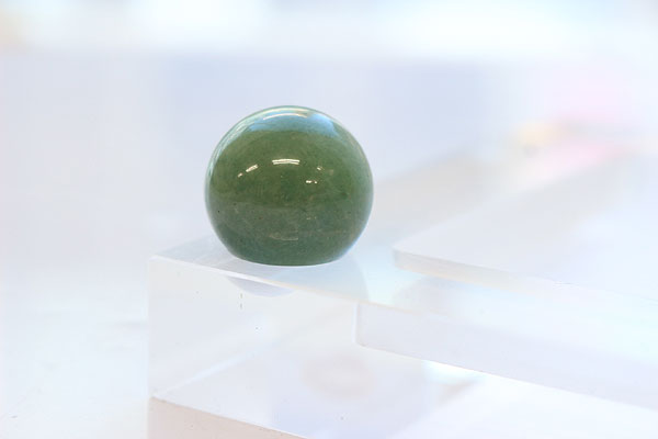 【20mm球】グリーンアベンチュリン　天然石　パワーストーン　球体をゼロフィールドボックス（アクリル）に乗せて撮影