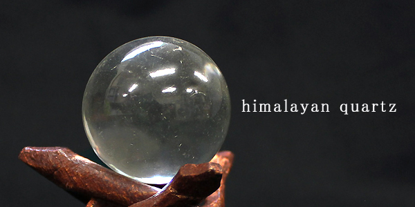 ヒマラヤ水晶31mm球を木の上に乗せて撮影