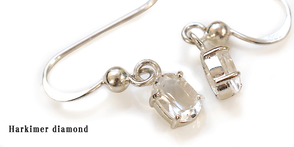 ハーキマーダイヤモンド（ハーキマー水晶）オーバルSVフックピアスを背景白にしてサイドから撮影