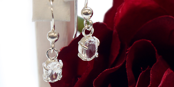 ハーキマーダイヤモンド（ハーキマー水晶）オーバルSVフックピアス背景に赤いバラを置いて撮影