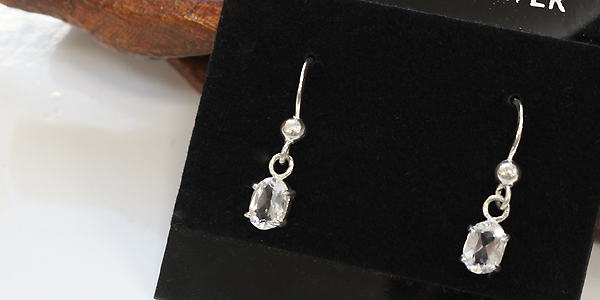 ハーキマーダイヤモンド（ハーキマー水晶）オーバルSVフックピアスのを少し斜め上から撮影