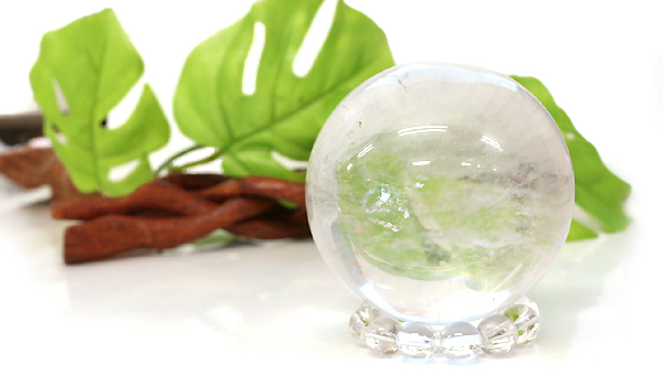 レインボーヒマラヤ水晶55mm球を木と葉と一緒に撮影撮影