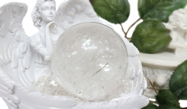 レインボーヒマラヤ水晶54mm球を天使の器の上にのせ撮影
