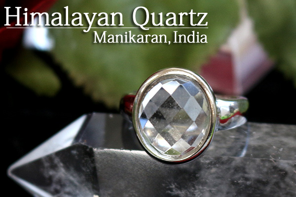 マニカラン産オーバルカットヒマラヤ水晶シルバーリング（天然石 パワーストーン 指輪 リング 楕円）を水晶プレートにのせて撮影
