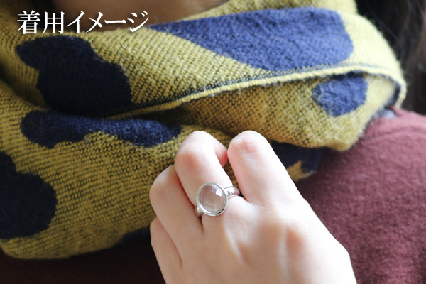 マニカラン産オーバルカットヒマラヤ水晶シルバーリング（天然石 パワーストーン 指輪 リング 楕円）の着用イメージ