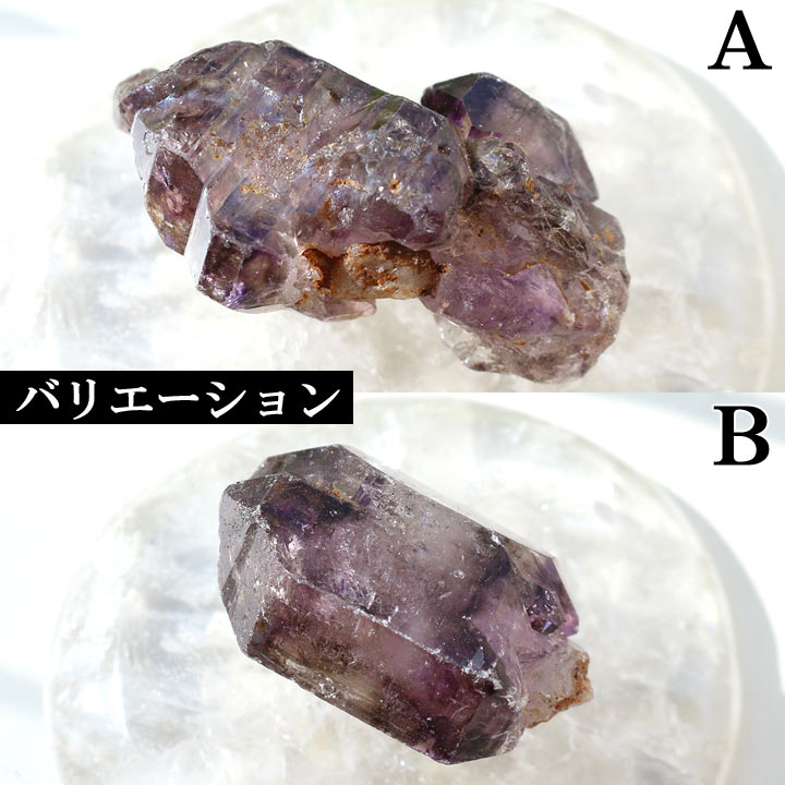 原石 エレスチャルセプター03（天然石 パワーストーン）バリエーションＡとＢをそれぞれ水晶プレートに置いて撮影