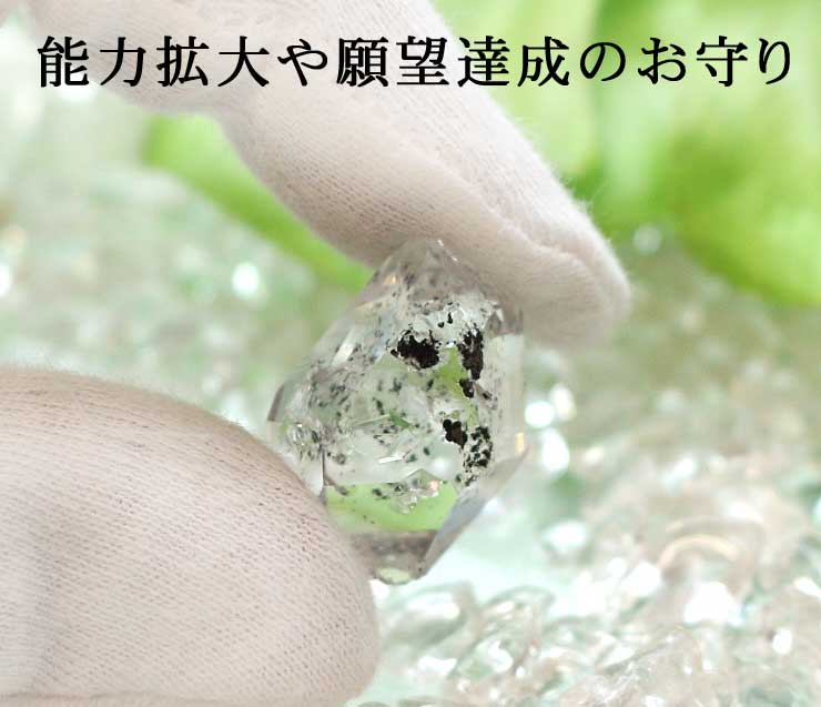 稀少ハーキマーダイヤモンド ハーキマー水晶を手で持ってサイズ感を表現
