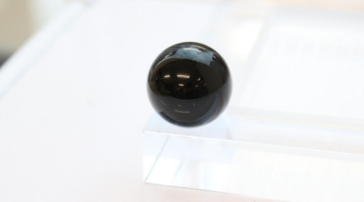 黒水晶球体 22-25mm球（球体　丸玉　天然石　パワーストーン）のひとつをアップで撮影