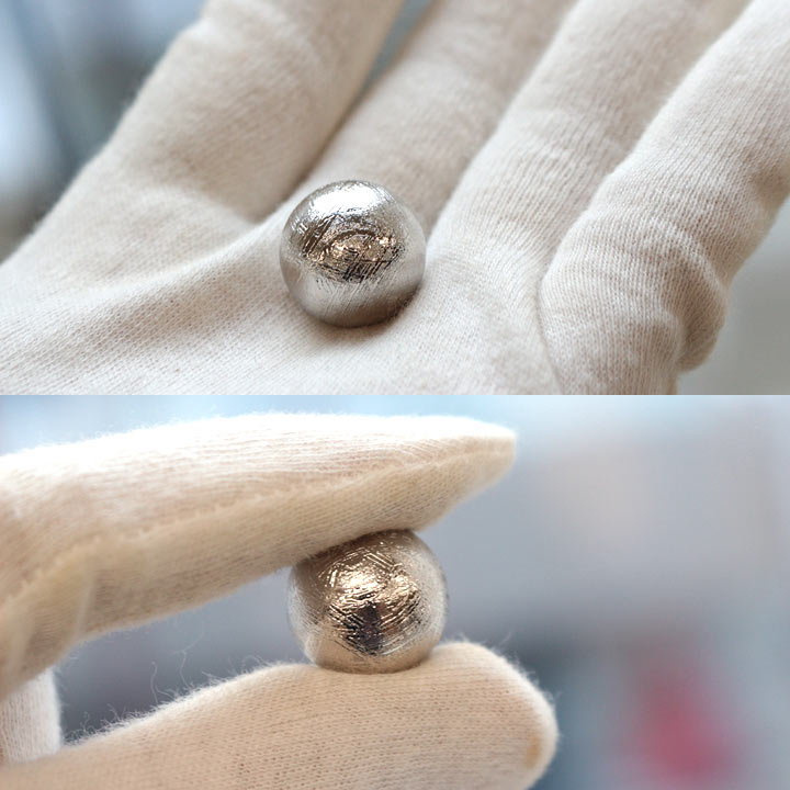 スウェーデン産 メテオライト 約15mm球 丸玉 Ａ（天然石 隕石 パワーストーン）手に持って撮影