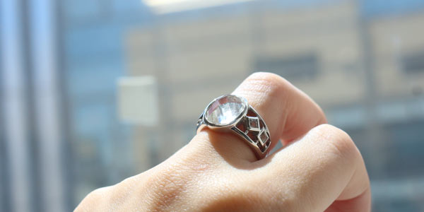 カンチェンジュンガ産 ヒマラヤ水晶 オーバルカット SV リング（天然石 パワーストーン 指輪 アクセサリー シルバー ネパール）着用イメージ