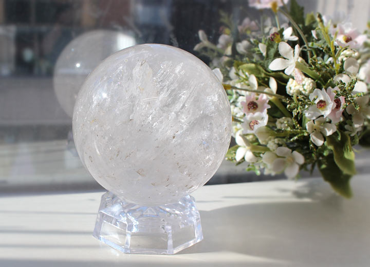 パールバティ産 ヒマラヤ水晶 約72.5mm球（丸玉 天然石 パワーストーン まるだま 球体 置物 インド）アクリル台座に置いて撮影