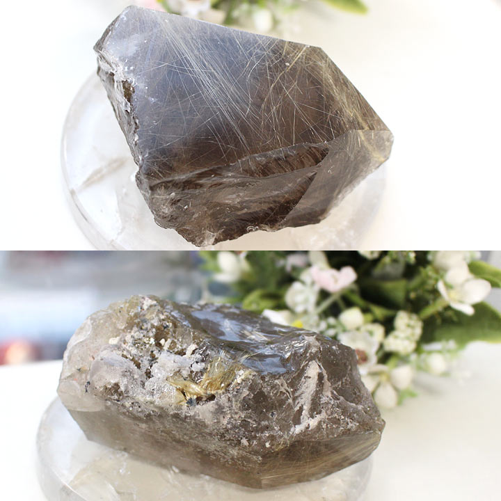 原石 ブラジル産 スモーキーゴールデンルチルクォーツ（天然石 パワーストーン）を水晶プレートに置いて横から撮影