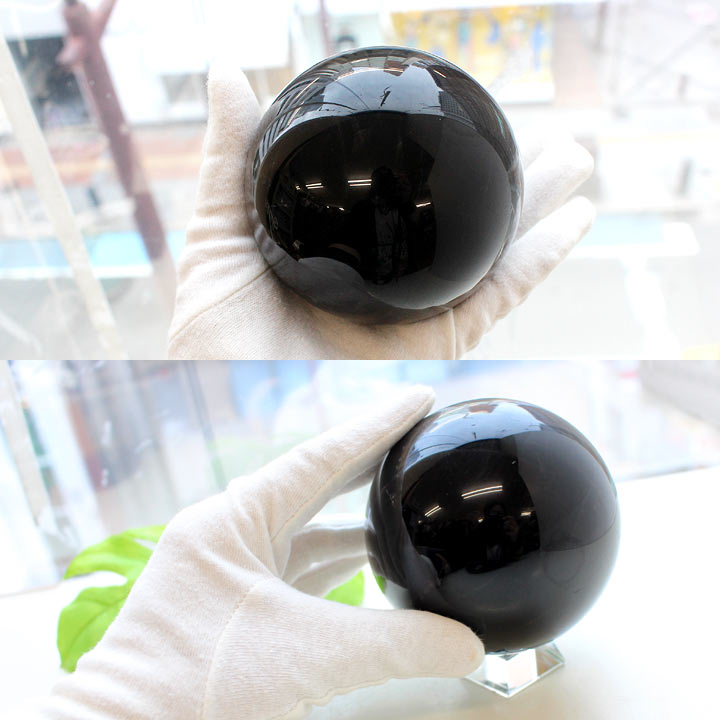 黒水晶 約85mm球 丸玉（天然石 パワーストーン モリオン モーリオン 球体）手との大きさ比較
