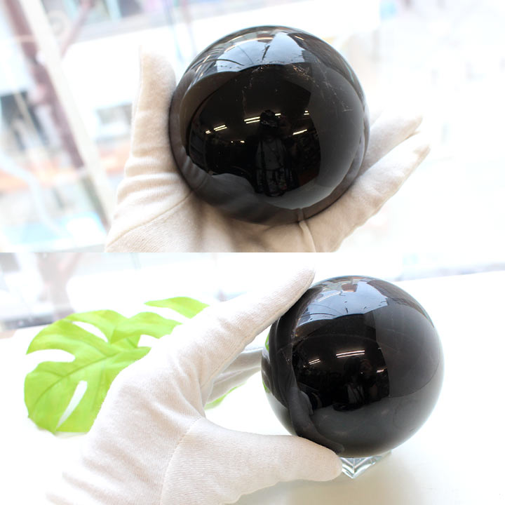 黒水晶 約84mm球 丸玉（天然石 パワーストーン モリオン モーリオン 球体）手との大きさ比較