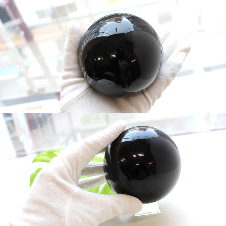 黒水晶 約81mm球 丸玉（天然石 パワーストーン モリオン モーリオン 球体）手との大きさ比較