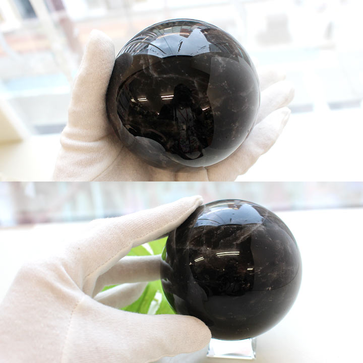黒水晶 約80mm球 丸玉 Ｂ（天然石 パワーストーン モリオン モーリオン 球体）手との大きさ比較