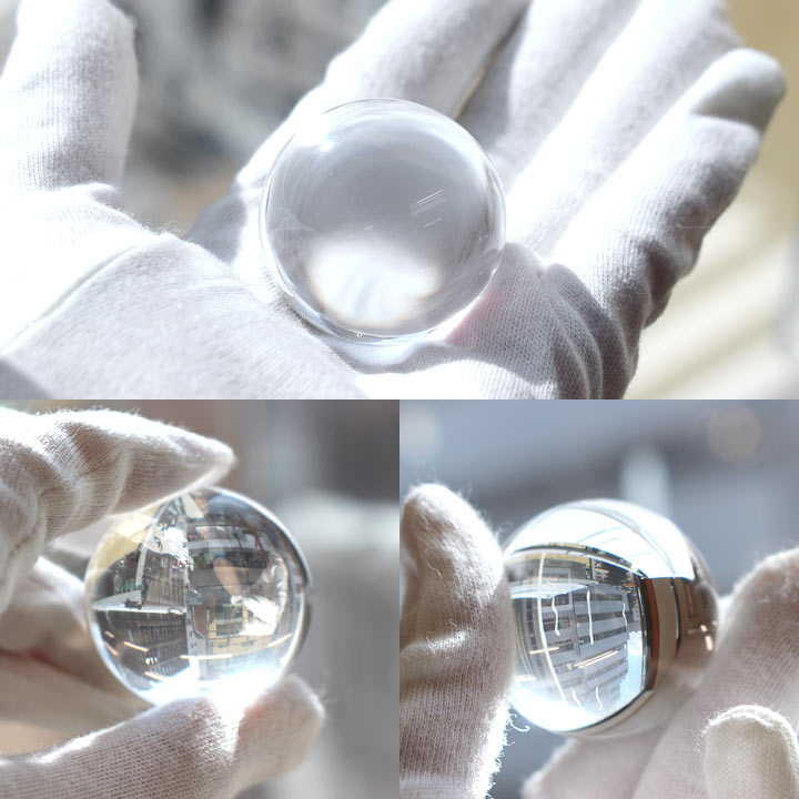 マダガスカル産 高品質 水晶 約35.5mm球 丸玉 スフィア（天然石 パワーストーン クリスタル クォーツ 球体 水晶球 水晶玉）手に持って撮影