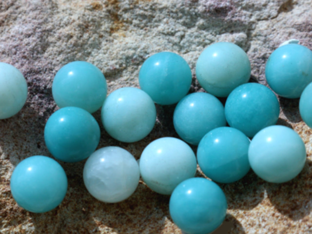 どの石が届くかお楽しみに。【10mm球】アマゾナイト　天然石　パワーストーン　球体を並べて撮影
