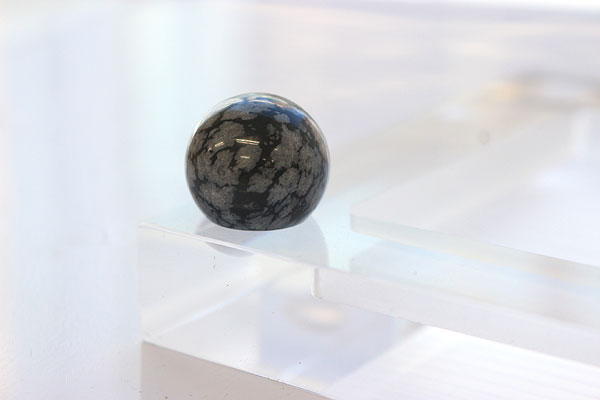 【20mm球】スノーオブシディアン　天然石　パワーストーン　球体をゼロフィールドボックス（アクリル）に乗せて撮影