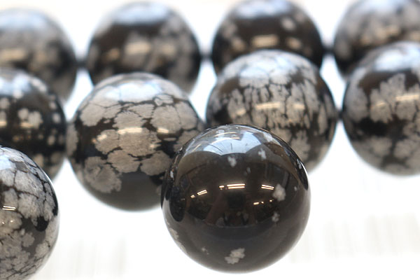 【20mm球】スノーオブシディアン　天然石　パワーストーン　球体を集めて撮影
