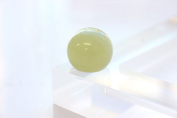 【20mm球】ネフライト(ニュージェイド)　天然石　パワーストーン　球体をゼロフィールドボックス（アクリル）に乗せて撮影