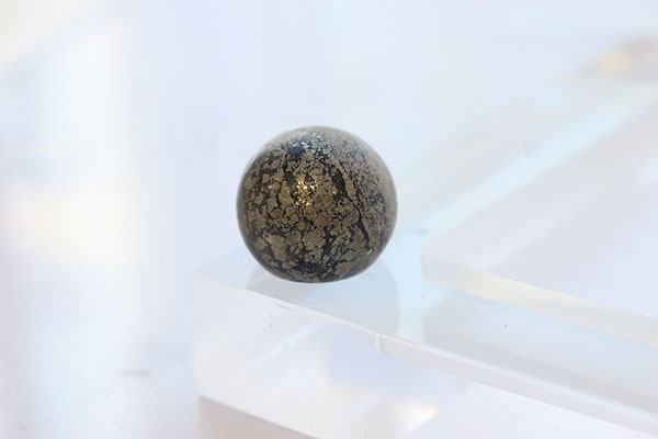 【20mm球】パイライト　天然石　パワーストーン　球体をゼロフィールドボックス（アクリル）に乗せて撮影