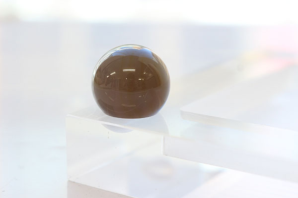 【20mm球】アゲート(めのう)　天然石　パワーストーン　球体をゼロフィールドボックス（アクリル）に乗せて撮影