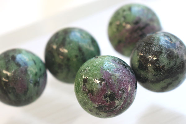 【20mm球】ルビーインゾイサイト　天然石　パワーストーン　球体を集めて撮影