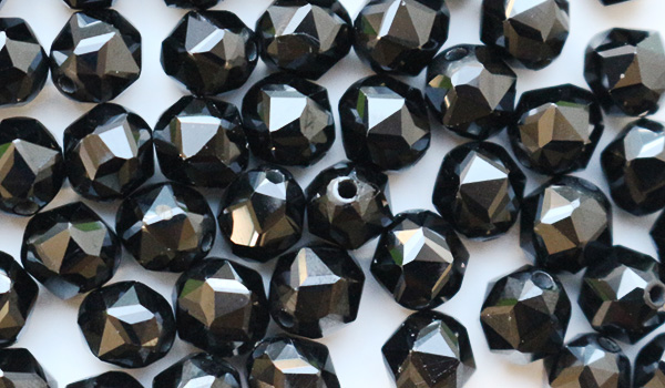 インド産ブラックスピネルダイヤモンドカット6mmパーツパワーストーンビーズをまとめてアップで撮影